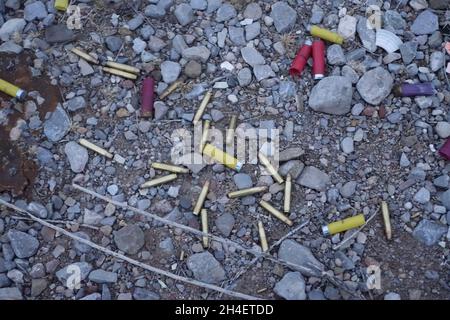 Impromptu Pistolenreihen bringen Müll Stockfoto