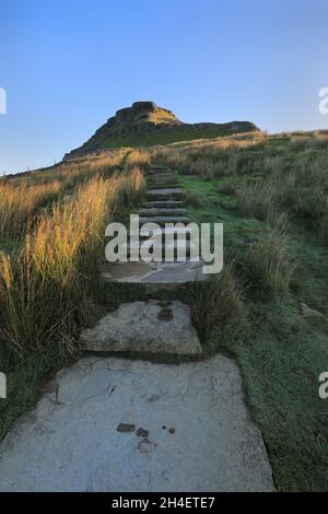 Fußweg zum Gipfel des Penyghent, einem Berg in den Yorkshire Dales und einem der berühmten „drei Gipfel“. Stockfoto