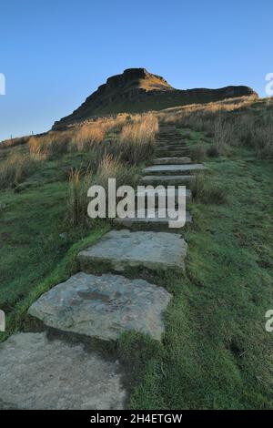 Fußweg zum Gipfel des Penyghent, einem Berg in den Yorkshire Dales und einem der berühmten „drei Gipfel“. Stockfoto