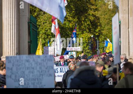 Die Menschen versammeln sich und marschieren während einer „Unite for Freedom“-Kundgebung gegen Impfpass im Zentrum von London, am 30. Oktober 2021. Stockfoto