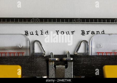 Auf Wiedersehen 2021 geschrieben auf einer alten Schreibmaschine Stockfoto