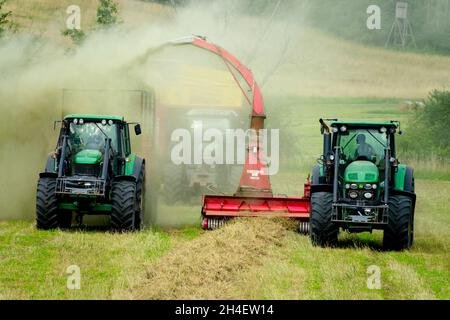 Heu ernten Tschechische Republik Landmaschinen Stockfoto