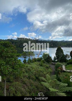 Ein See mitten in einer Teeplantage. West-Java, Indonesien (April 2021) Stockfoto