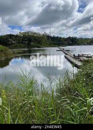 Ein See mitten in einer Teeplantage. West-Java, Indonesien (April 2021) Stockfoto