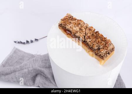 Köstlicher hausgemachter Kuchen auf weißem Hintergrund. Draufsicht. Stockfoto