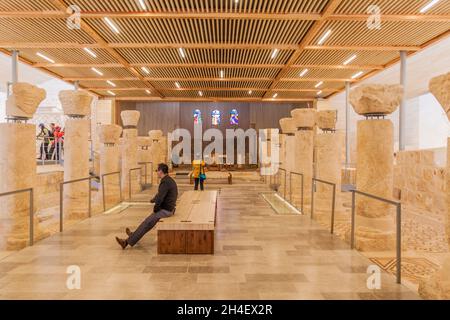 MOUNT NEBO, JORDANIEN - 21. MÄRZ 2017: Innenraum der Moses Memorial Kirche am Berg Nebo. Stockfoto