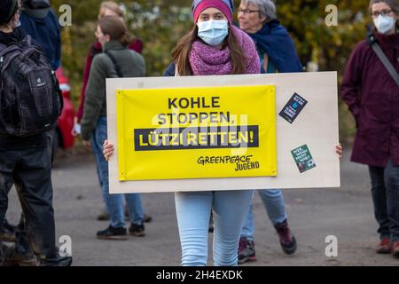 Lützerath 31.10.2021, junger Aktivist aus Greenpeace am Rande Einer Demonstration mit Einem Schild, das sagt: „quot Stop Coal“, „Save Lützerath quot“ . Stockfoto