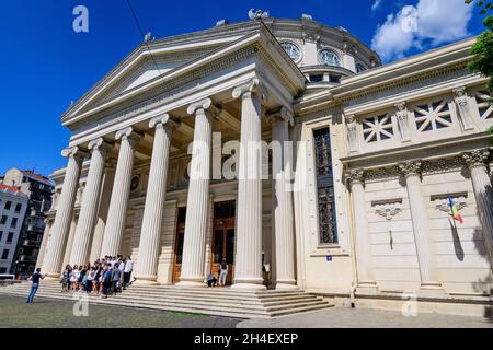 Bukarest, Rumänien, 6. Mai 2021: Altes Gebäude des rumänischen Athene (Ateneul Roman), ein Konzertsaal, der das Wahrzeichen der rumänischen Hauptstadt ist Stockfoto