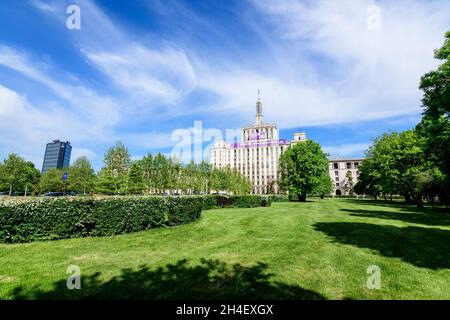 Bukarest, Rumänien - 15. Mai 2021: Das Hauptgebäude des Panoramas des Hauses der Freien Presse (Casa Presei Libere) im Stil des sowjetischen sozialistischen Reals Stockfoto