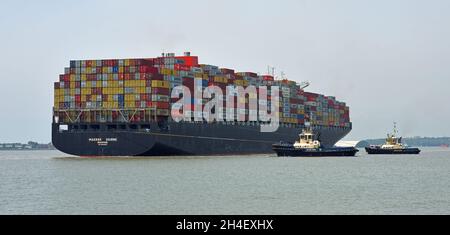 FELIXSTOWE, SUFFOLK, ENGLAND- 28. MAI 2021: Das Containerschiff Maersk Edirne wird im Hafen von Felixstowe mit Schleppern gedreht. Stockfoto