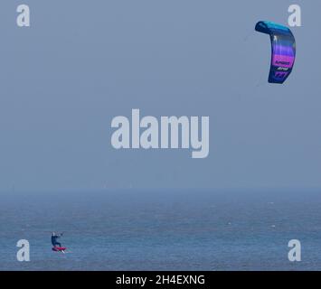 Kite Hydrofoil Surfer Board und Kite im Bild Stockfoto