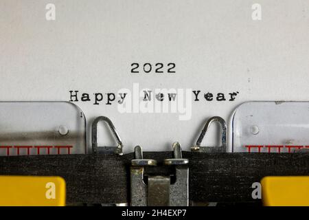 Frohes neues Jahr 2022 geschrieben auf einer alten Schreibmaschine Stockfoto