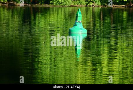 Berlin, Deutschland. Mai 2021. 28.05.2021, Berlin. Im Teltow-Kanal liegt im Wasser eine grüne Boje, die die linke Seite des Fairways markiert. Quelle: Wolfram Steinberg/dpa Quelle: Wolfram Steinberg/DPA/dpa/Alamy Live News Stockfoto