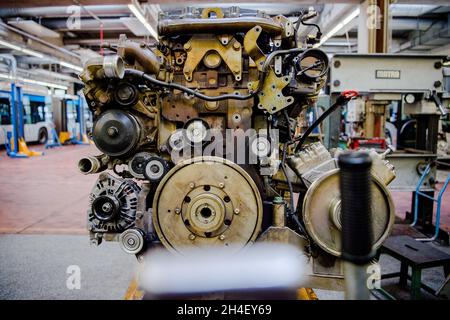 Augsburg, Deutschland. Okt. 2021. In einer Werkstatt des Stadtwerks Augsburg steht ein entsorgter Erdgas-/Erdgasmotor (CNG) für Busse. Quelle: Finn Winkler/dpa/Alamy Live News Stockfoto