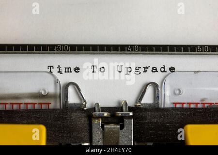 Zeit für ein Upgrade, das auf einer alten Schreibmaschine geschrieben wurde Stockfoto