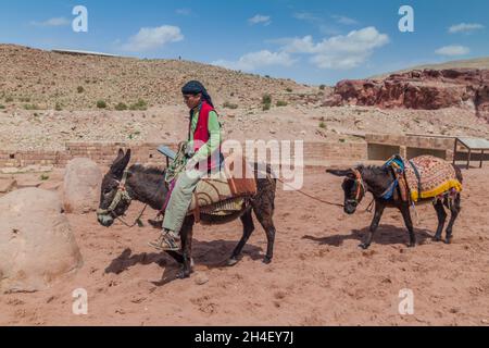 PETRA, JORDANIEN - 23. MÄRZ 2017: Heimischer Eselreiter in der antiken Stadt Petra, Jordanien Stockfoto