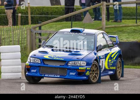 Subaru Impreza WRC S6 mit Fahrer Roger Duckworth während der Super Special Stage beim Goodwood 78th Members Meeting, Sussex, Großbritannien. Stockfoto