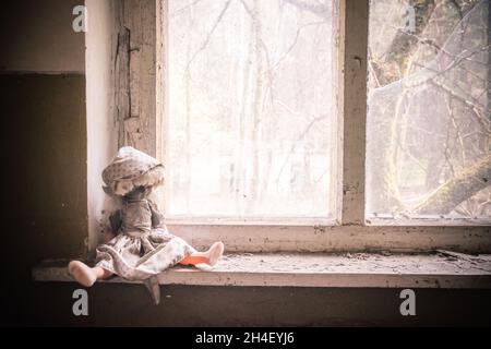 Zerbrochene Puppe im Kopachi-Kindergarten, Tschernobyl-Zone Stockfoto