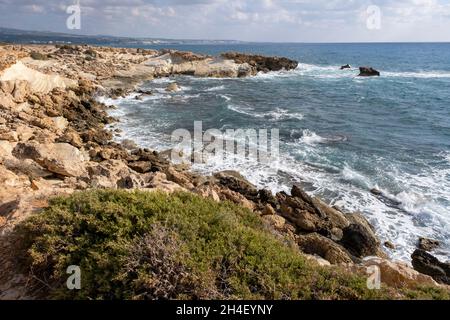 Kalksteinfelsen an der Küste in der Nähe von Coral Bay, Peyia, Paphos, Zypern. Stockfoto