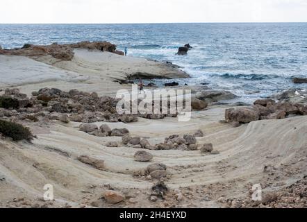 Kalksteinfelsen an der Küste in der Nähe von Coral Bay, Peyia, Paphos, Zypern. Stockfoto