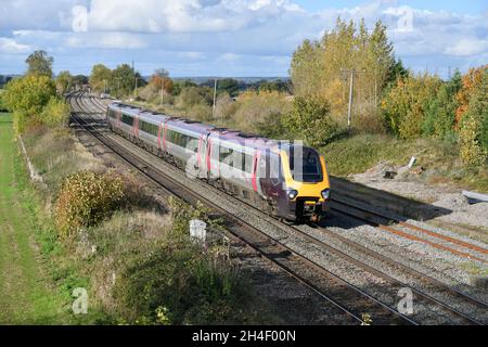 Der Super Voyager 221131 von Arriva Crosscountry wirft einen langen Schatten bei niedriger Wintersonne, während er sich Tamworth auf einem Service von Glasgow Central nach Plymouth nähert Stockfoto