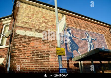 Great British Spraycation; banksy Graffiti Kunst auf Admiralty Road Great yarmouth norfolk auf Seite des Hauses Stockfoto