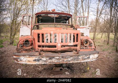 Der alte rostige sowjetische Feuerwehrwagen wurde in der Tschernobyl-Sperrzone verlassen Stockfoto