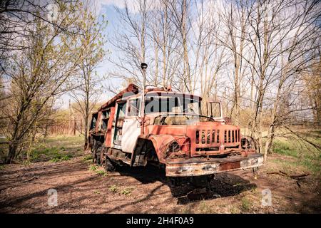 Der alte rostige sowjetische Feuerwehrwagen wurde in der Tschernobyl-Sperrzone verlassen Stockfoto
