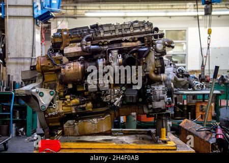 Augsburg, Deutschland. Okt. 2021. In einer Werkstatt des Stadtwerks Augsburg steht ein entsorgter Erdgas-/Erdgasmotor (CNG) für Busse. Quelle: Finn Winkler/dpa/Alamy Live News Stockfoto