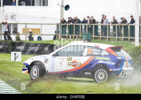 2001 Ford Focus RS WRC mit Fahrer David Wright während der Super Special Stage beim Goodwood 78th Members Meeting, Sussex, Großbritannien. Stockfoto