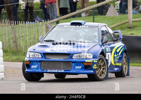 Subaru Impreza WRC S6 mit Fahrer Roger Duckworth während der Super Special Stage beim Goodwood 78th Members Meeting, Sussex, Großbritannien. Stockfoto