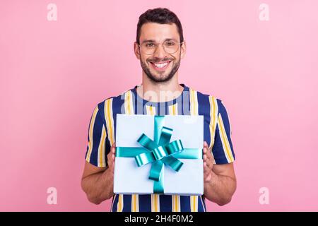 Foto Porträt Mann in Brille geben Geburtstag Geschenk isoliert pastellrosa Hintergrund Stockfoto