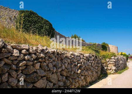 Teil der mittelalterlichen Stadtmauer des historischen Bergdorfes Vrbnsk auf der Insel Krk in der Gespanschaft Primorje-Gorski Kotar im Westen Kroatiens Stockfoto