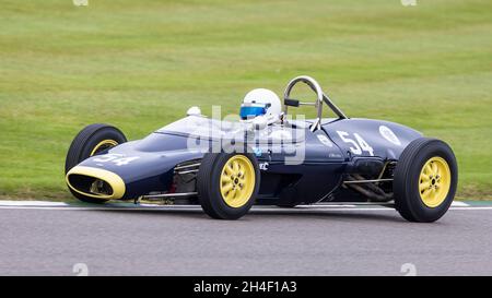 1961 Lola-Ford Mk3 mit Fahrer Peter de la Roche während des Arundell Cup-Rennens beim Goodwood 78th Members Meeting, Sussex, Großbritannien. Stockfoto