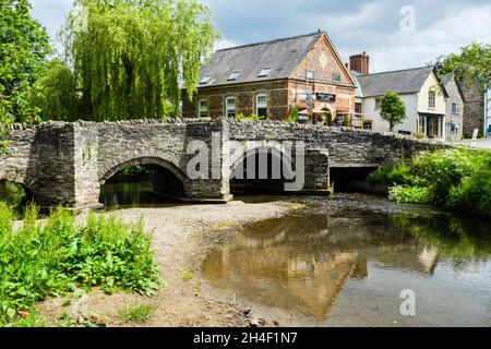 Packhorse Brücke über den Fluss Clun in einem kleinen Dorf mit Post Card Cafe in Shropshire Hills Gebiet von außergewöhnlicher natürlicher Schönheit. Clun Shropshire England Stockfoto