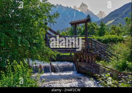 Kleine Holzbrücke über den Fluss Rienza in der Nähe des Dorfes Niederdorf im Pustertal Stockfoto