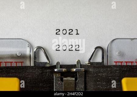 2021 - 2022 geschrieben auf einer alten Schreibmaschine Stockfoto