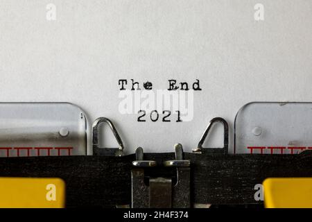 Ende 2021 auf einer alten Schreibmaschine geschrieben Stockfoto