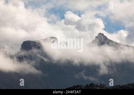 Las Peñas de Herrera, oder Crags of Herrera, eingebettet zwischen Wolkenfetzen, eine herbstliche Landschaft im Naturpark Moncayo, Zaragoza, Aragon, Spanien Stockfoto