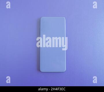 Lila Smartphone, Draufsicht auf Handy isoliert auf lila Hintergrund. Stockfoto