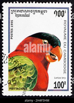 KAMBODSCHA - UM 1995: Eine in Kambodscha gedruckte Briefmarke zeigt Lorius lory, eine Lorikeetgattung aus der Papageienfamilie von Molukken in Indonesien, um 19 Stockfoto