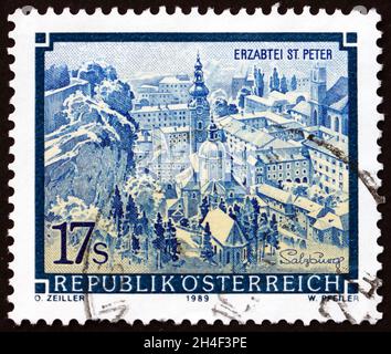 ÖSTERREICH - UM 1989: Eine in Österreich gedruckte Briefmarke zeigt das Kloster St. Peter, Salzburg, um 1989 Stockfoto