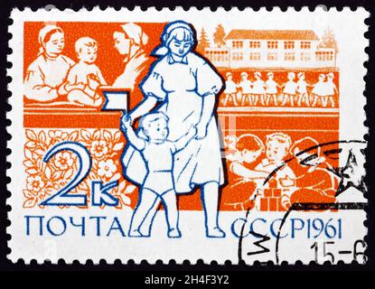 RUSSLAND - UM 1961: Eine in Russland gedruckte Briefmarke zeigt den Kindergarten, um 1961 Stockfoto