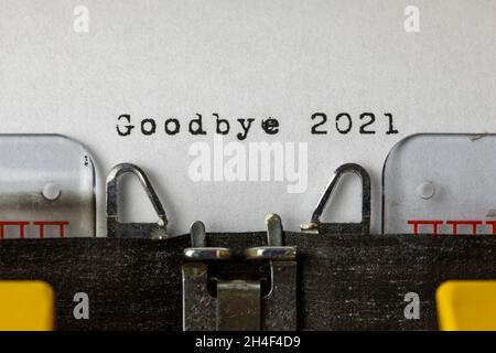 Auf Wiedersehen 2021 geschrieben auf einer alten Schreibmaschine Stockfoto