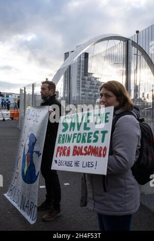 Glasgow, Großbritannien. Demonstration gegen die Umweltzerstörung des Amazonas-Regenwaldes durch die Politik des brasilianischen Präsidenten Bolsonaro vor der 26. UN-Klimakonferenz, bekannt als COP26, am 2. November 2021 in Glasgow, Schottland. Foto: Jeremy Sutton-Hibbert/Alamy Live News. Stockfoto