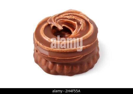 Brownie mit Sahnefüllung in Schokoladenglasur isoliert auf weiß Stockfoto