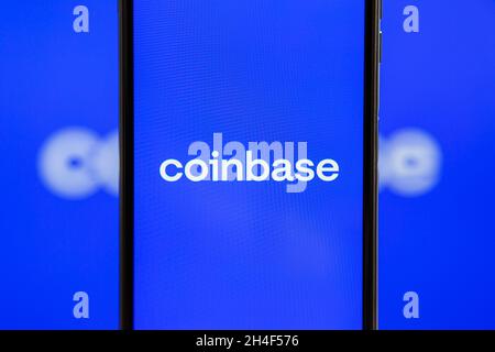Ukraine, Odessa - Oktober, 9 2021: Coinbase mobile App läuft auf dem Smartphone-Bildschirm mit Coinbase Logo im Hintergrund. Coinbase - amerikanische Kryptowährung Stockfoto