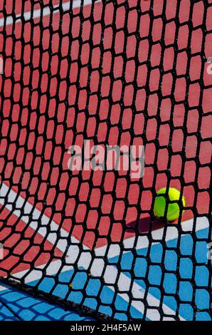 Zwei Kugeln auf einem rot-blauen Tennisplatz Stockfoto