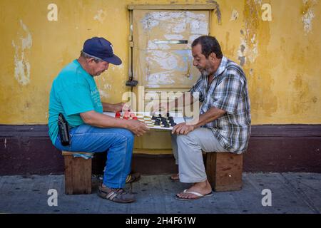 Zwei Männer spielen Dame, Entwürfe in der Straße Cartagena de Indias Colombia Stockfoto