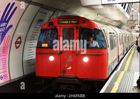 London, Stadt London, UK-November 11 2021: Eine londoner U-Bahn auf der Bakerloo-Linie fährt zum Bahnhof Oxford Circus. Stockfoto